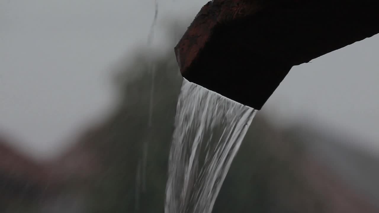 雨水从排水沟里流了下来视频素材