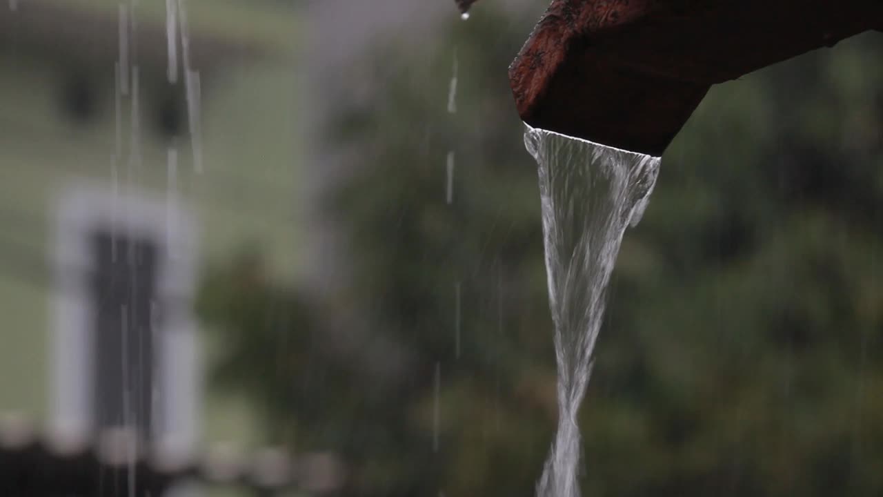 雨水从排水沟里流了下来视频素材