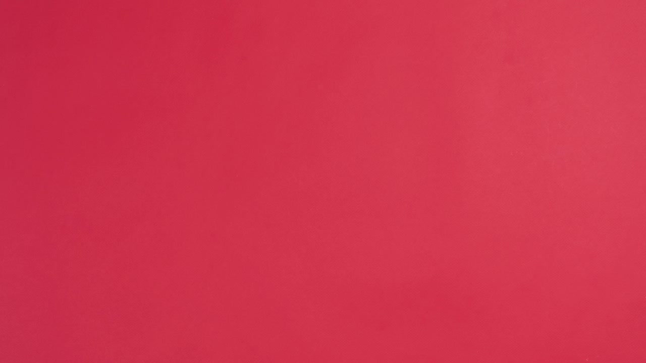 红心、白心和云彩出现在红色的背景上。贺卡。情人节。视频下载
