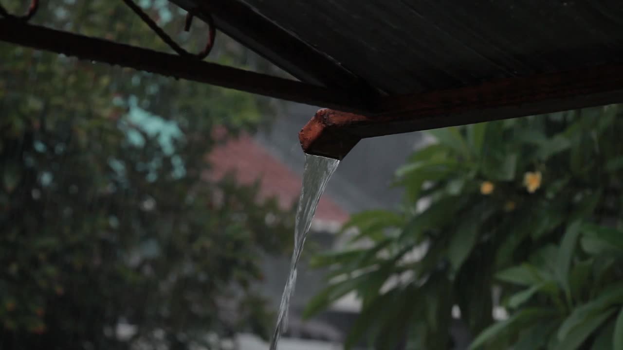 雨水从排水沟里流了下来视频素材