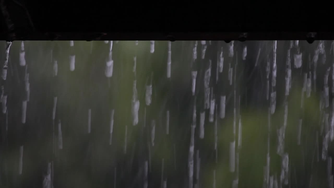 雨水从排水沟里流了下来视频素材