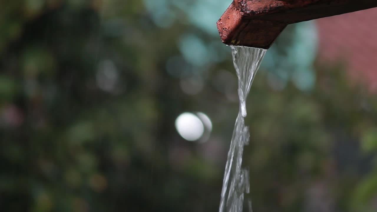 雨水从排水沟里流了下来视频素材