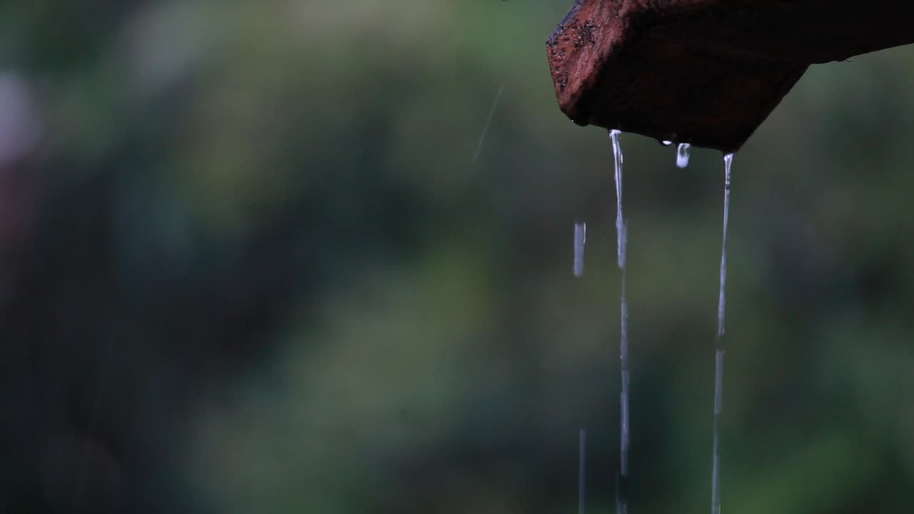 雨水从排水沟里流了下来视频素材