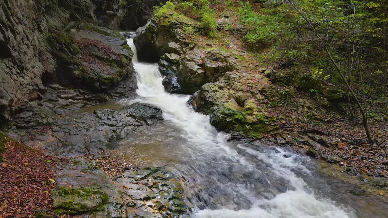 令人惊叹的水运动的景观模糊的水流之间的岩石视频素材