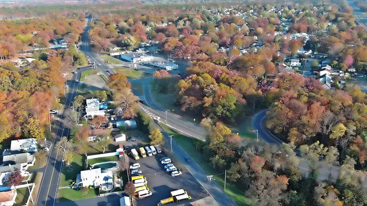 位于新泽西州的美国小镇社区的私人住宅的屋顶景观视频素材