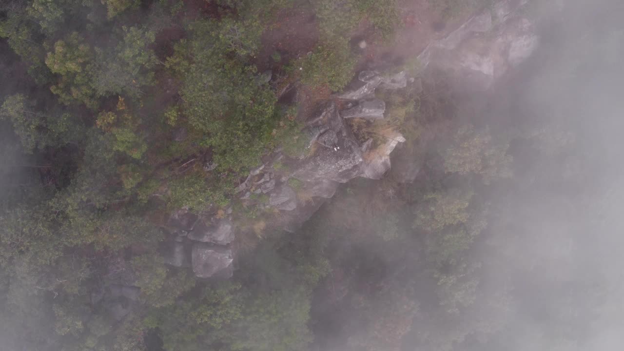 在泰国的冬季旅行中，无人驾驶飞机飞过云雾缭绕的山脉中的悬崖。自然、景观、旅游理念视频下载