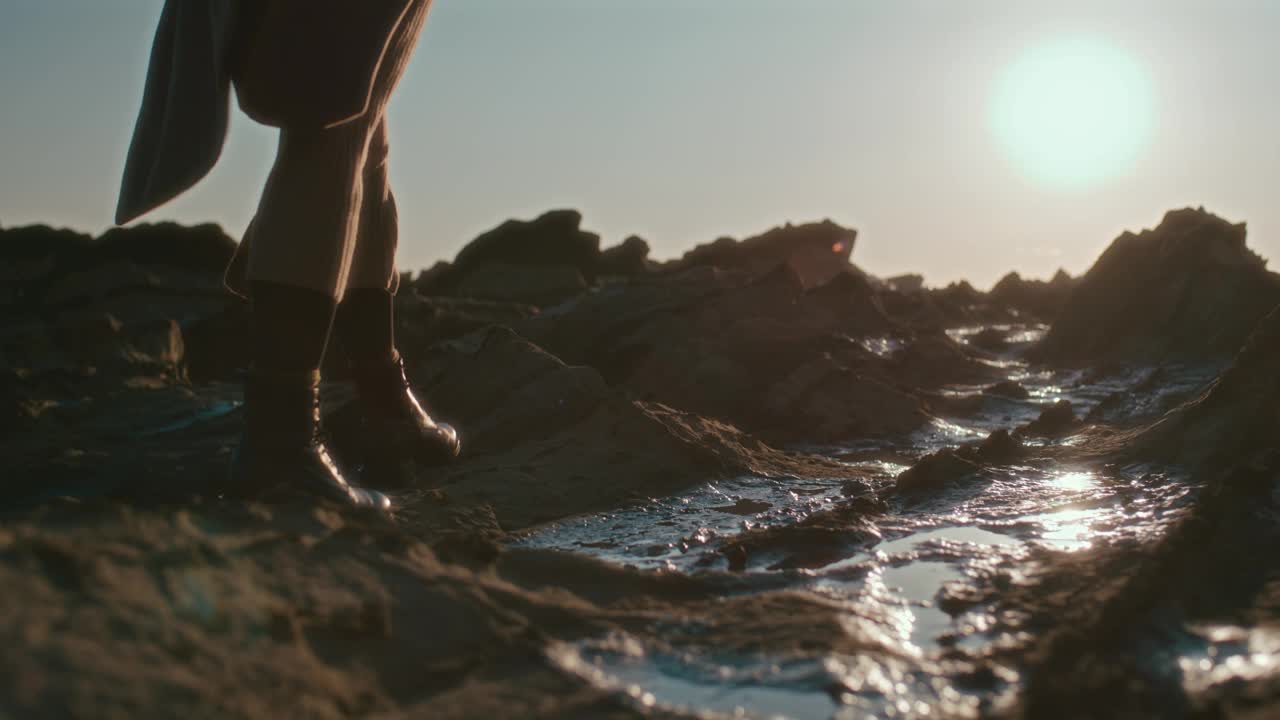 女孩走在海岸上视频素材