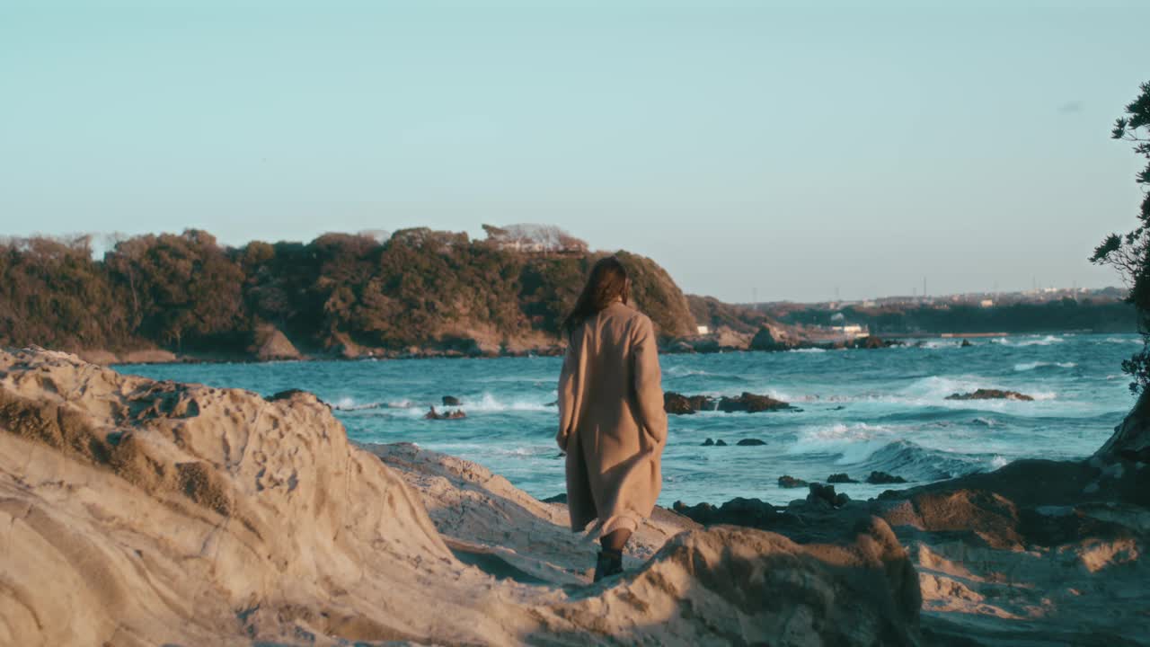 女孩走在海岸上视频素材