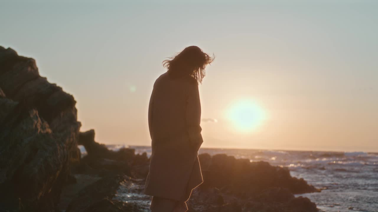 女孩走在海岸上视频素材