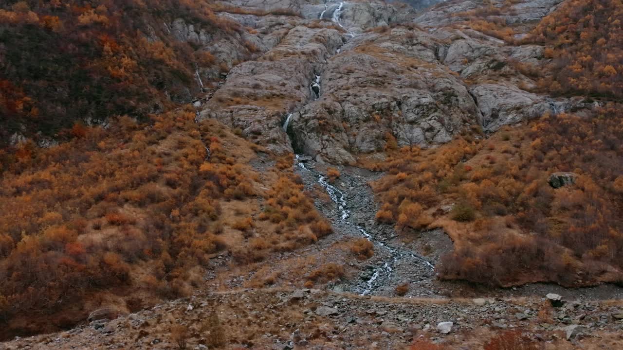 大自然中荒凉的风景。有创造力。在冷泉涌动的地方，巨大的山脉周围长满了森林。高品质4k画面视频素材