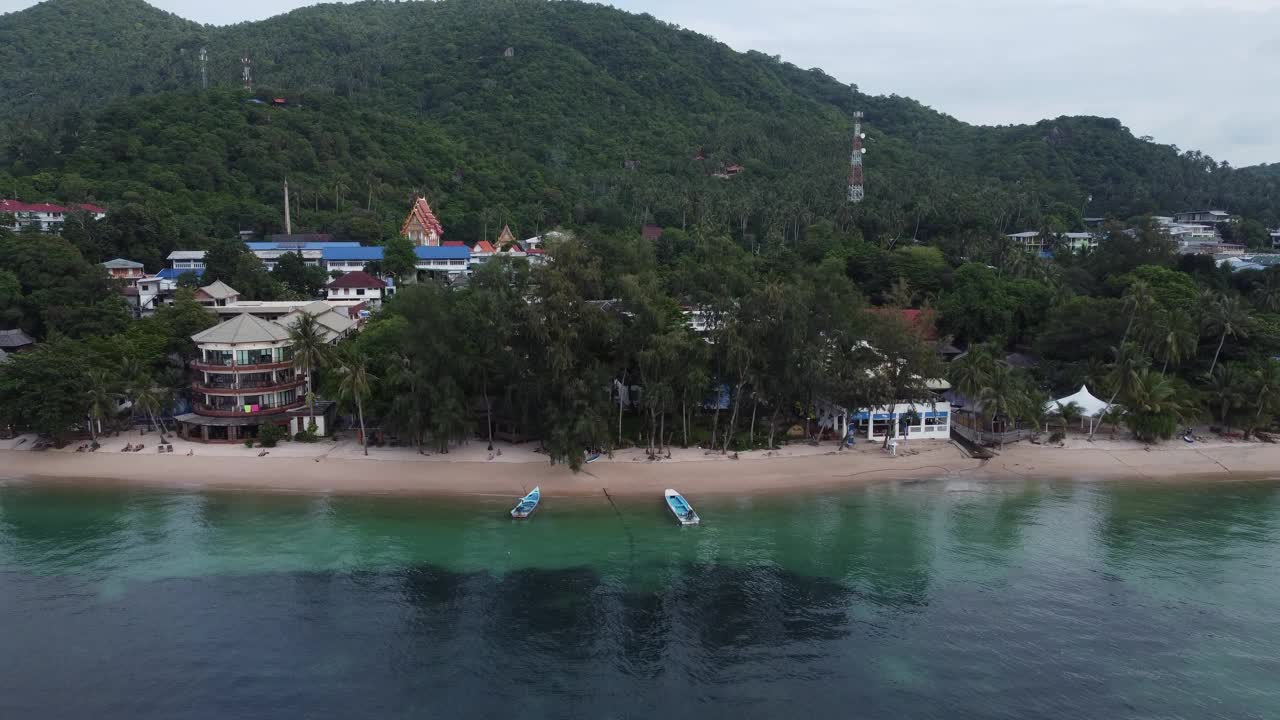 空中无人机拍摄的泰国涛岛在东南亚，度假胜地，和一个小的钓鱼和潜水村在蓝色的水和丛林视频素材