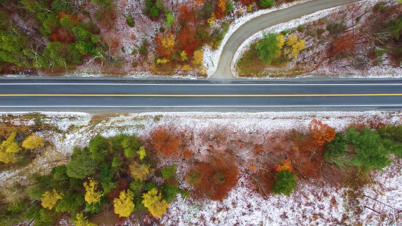 沿着柏油路，秋天的彩色树木和雪，新罕布什尔州，美国视频素材