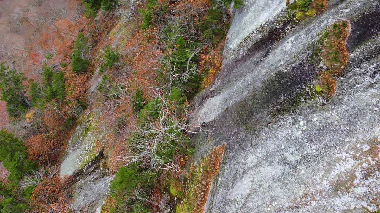 从高空俯瞰，从华盛顿山，新罕布什尔州崎岖的岩石悬崖上持续的树木。美国视频素材