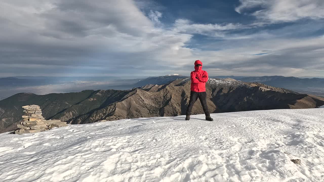 登山者为自己站在高山之巅而感到自豪视频素材