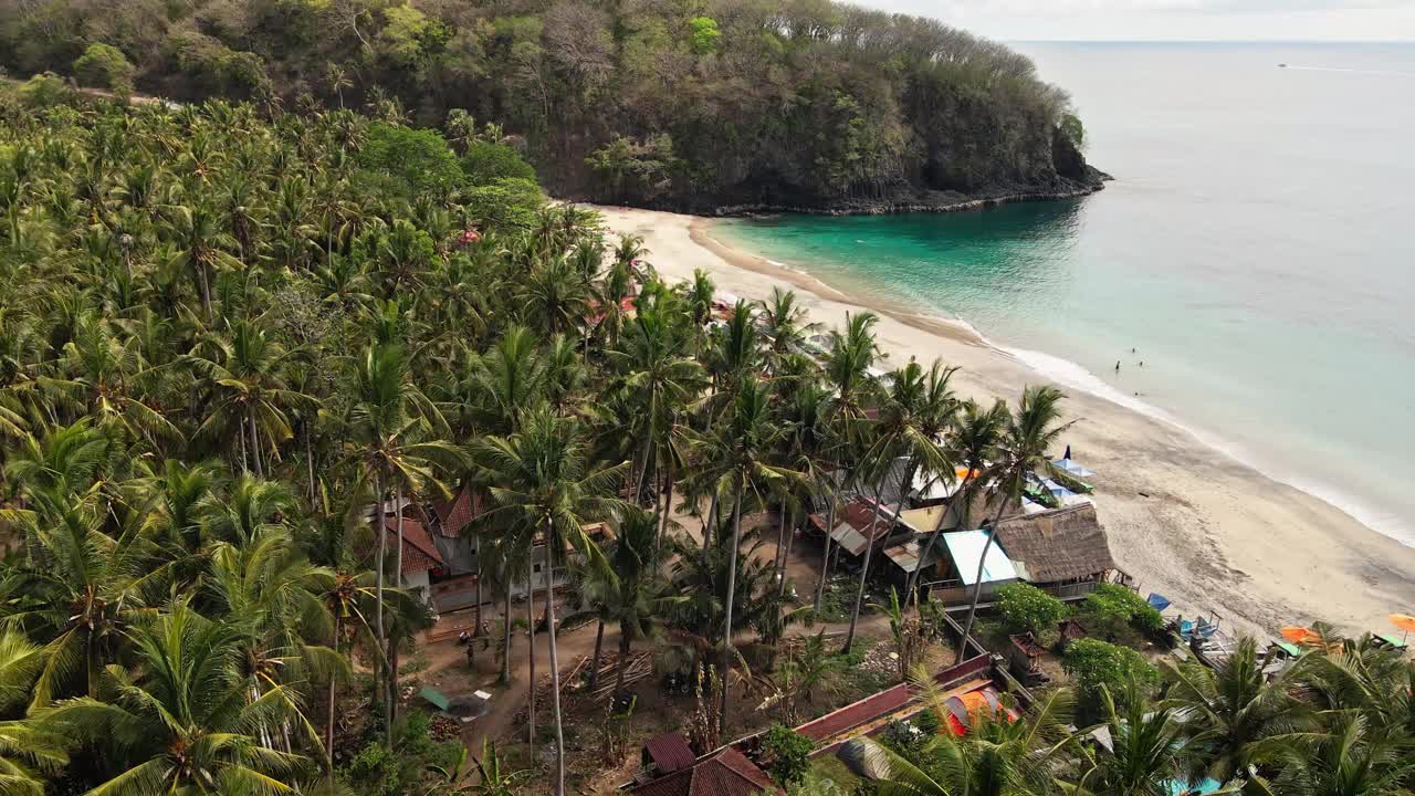 美丽的海滩和海洋与绿色的水在巴厘岛，Karangasem，印度尼西亚视频素材