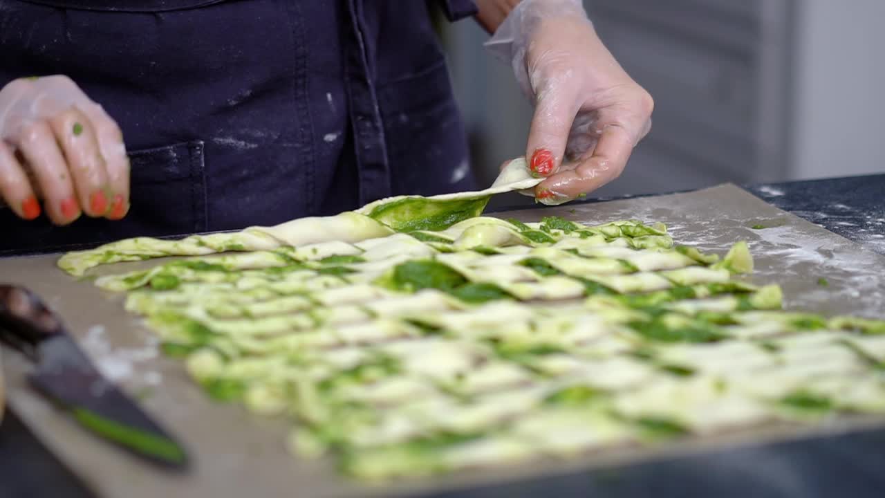 准备传统的意大利菜格里斯尼从带状的酥皮糕点视频素材