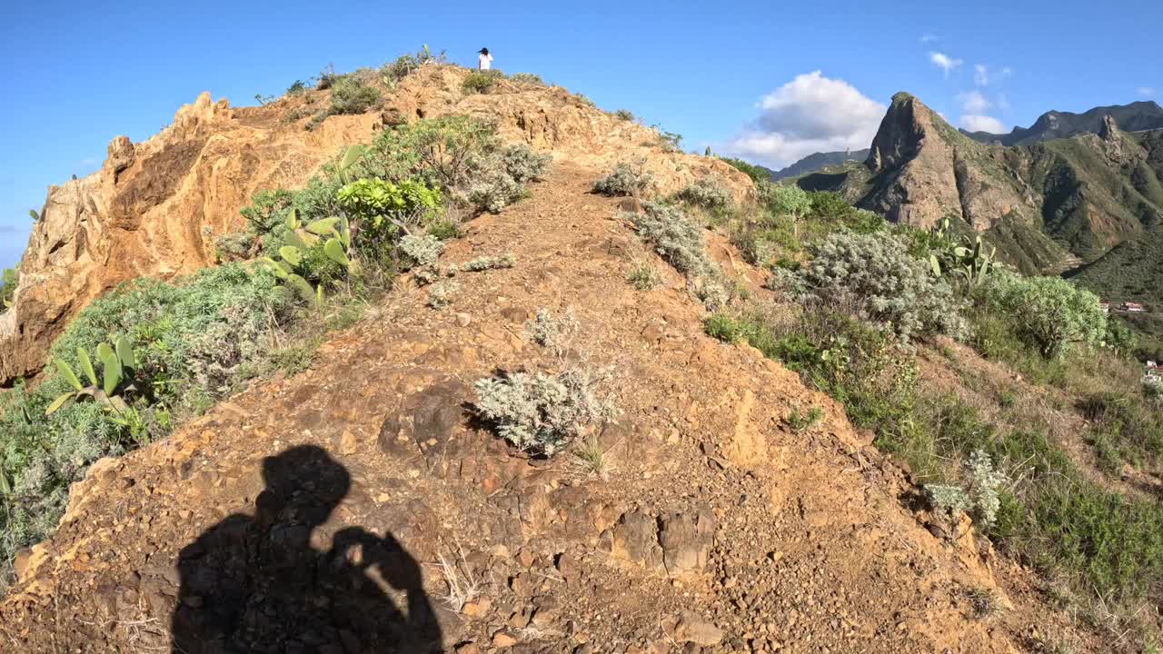 徒步旅行，欣赏风景视频下载