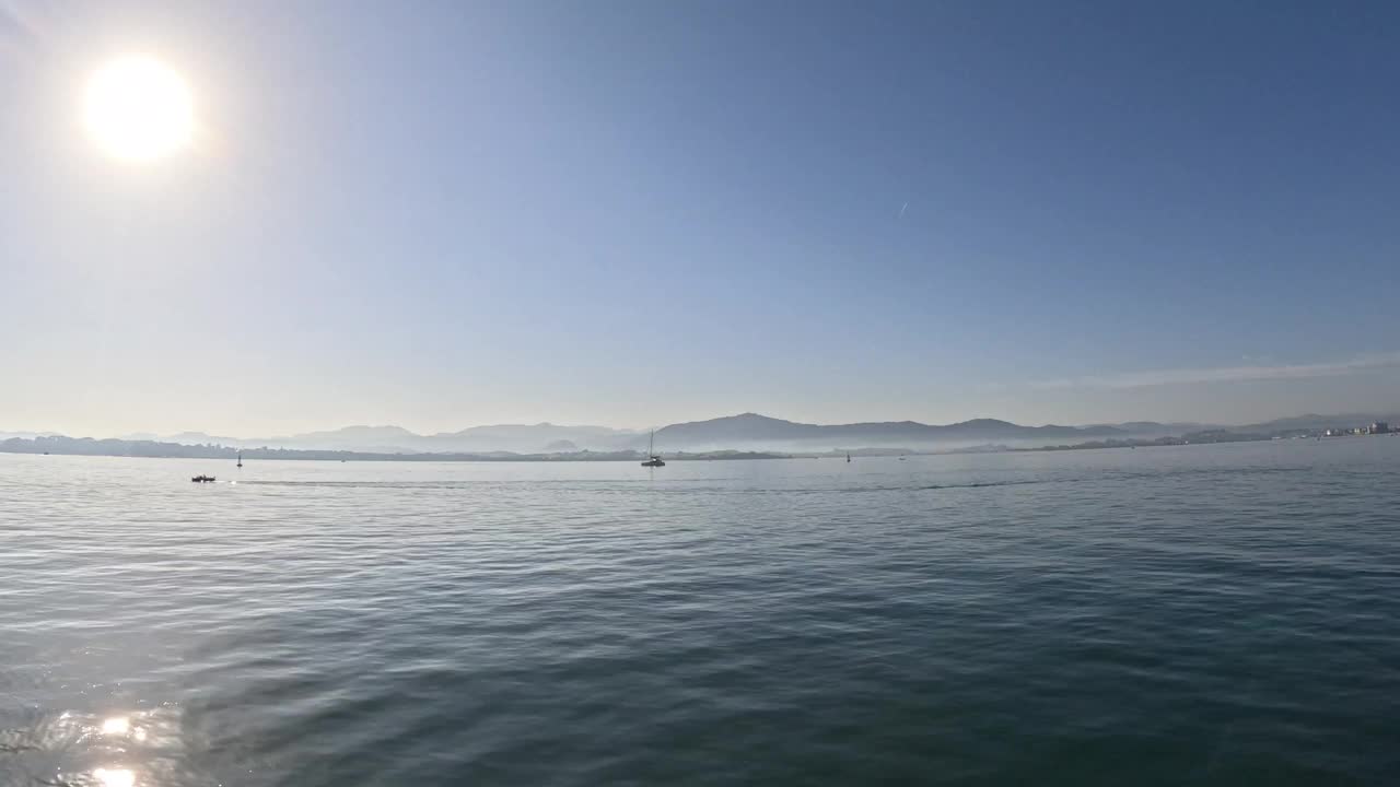 海边阳光明媚的早晨视频下载