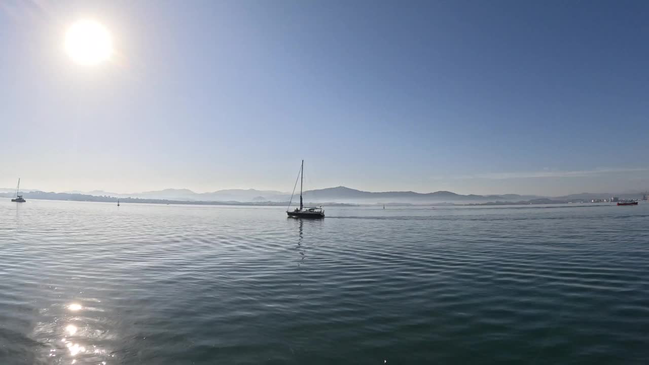 平静海面上的小船视频下载