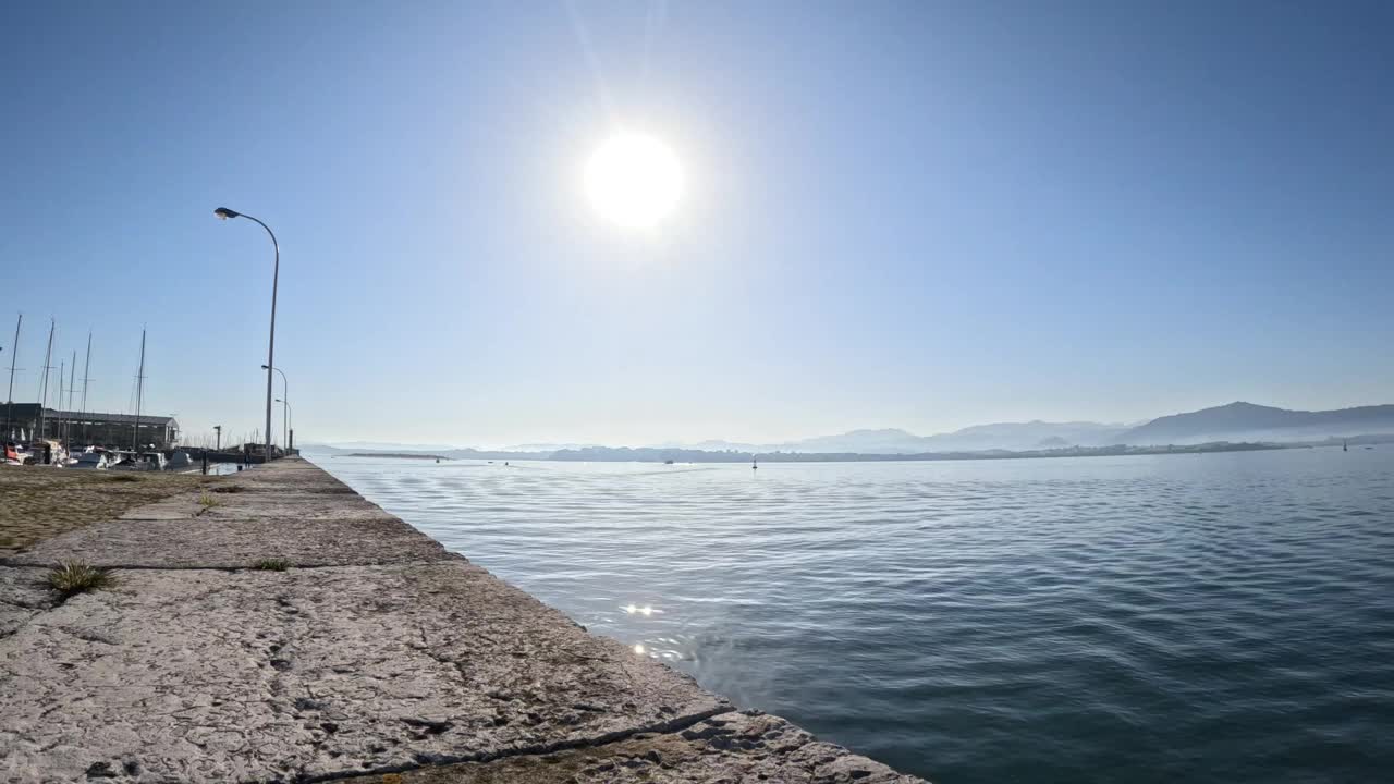 在海边享受平静的早晨视频下载