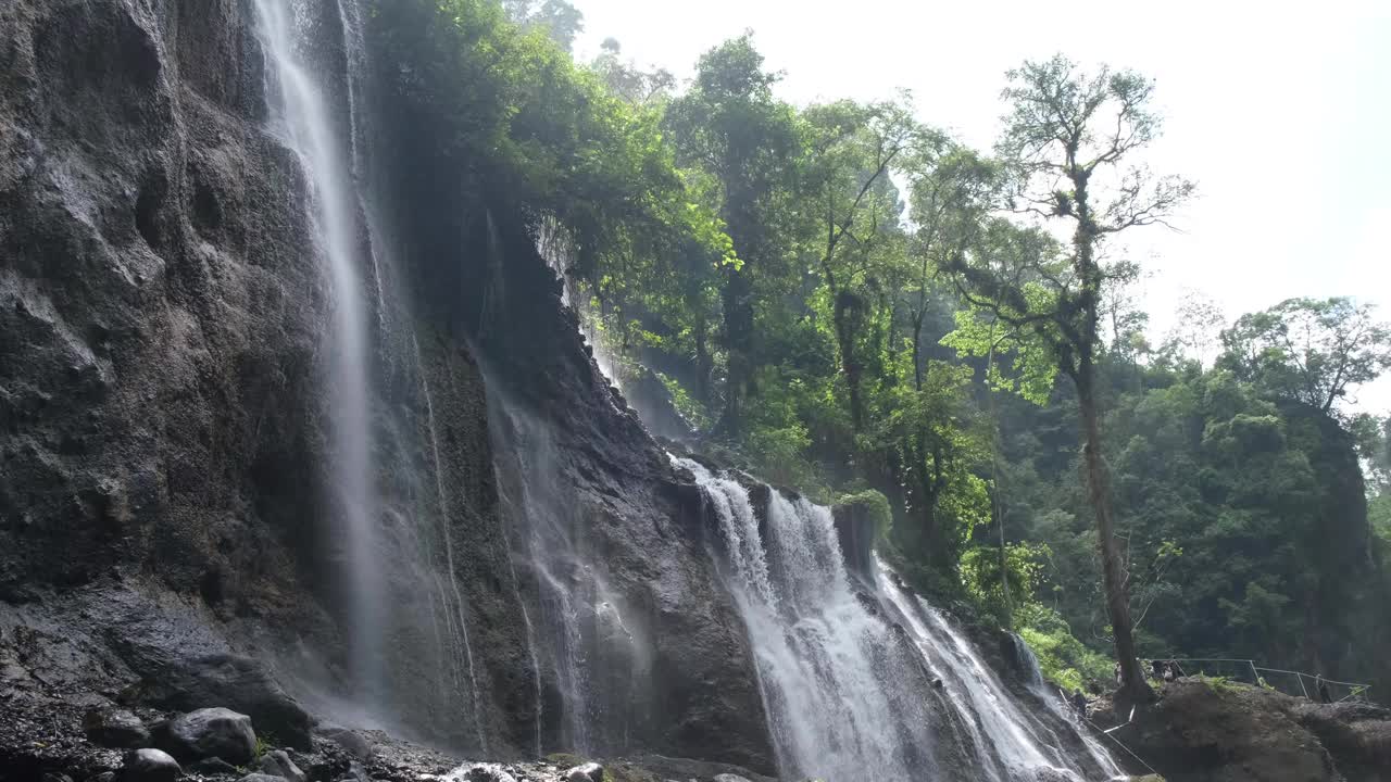 瀑布的水在山崖上急速流动视频下载