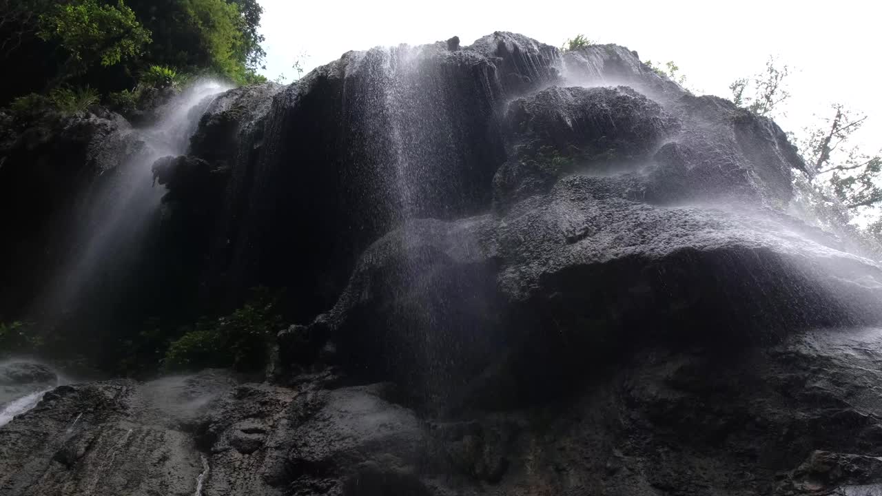 瀑布从山岩顶部流下视频下载