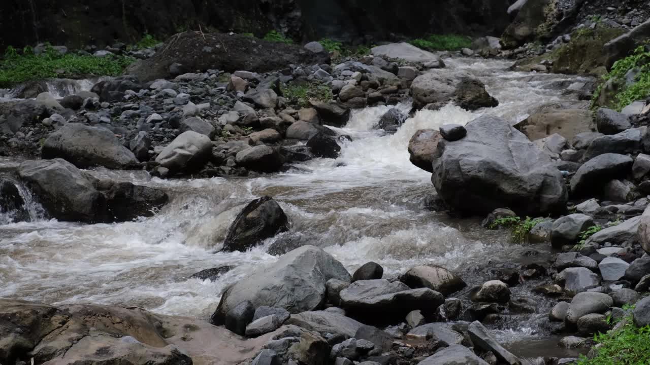 水在岩石河流中缓慢流动视频下载