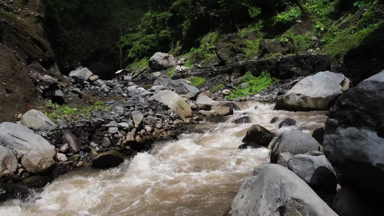 在多石的河流中水流湍急视频素材