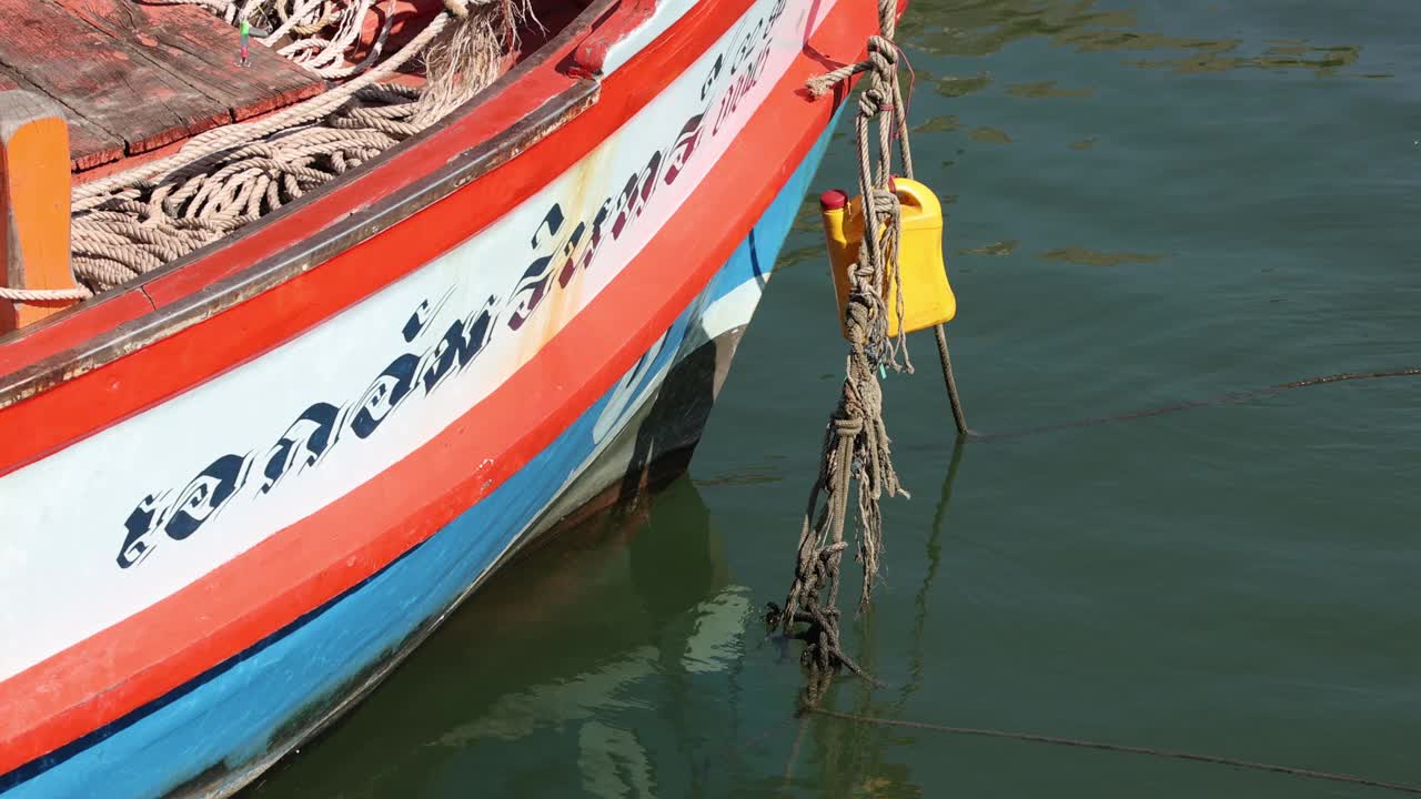 五颜六色的小船在水面上轻轻摇摆视频素材