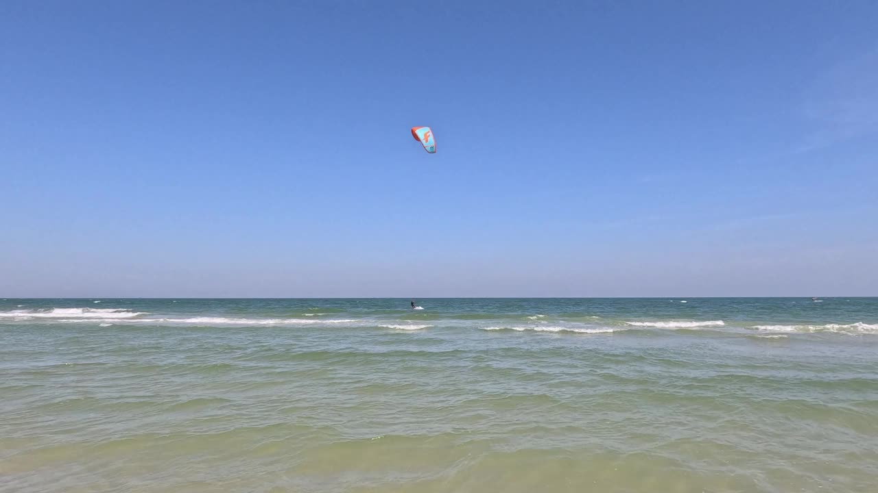 风筝冲浪横跨沿海水域视频素材