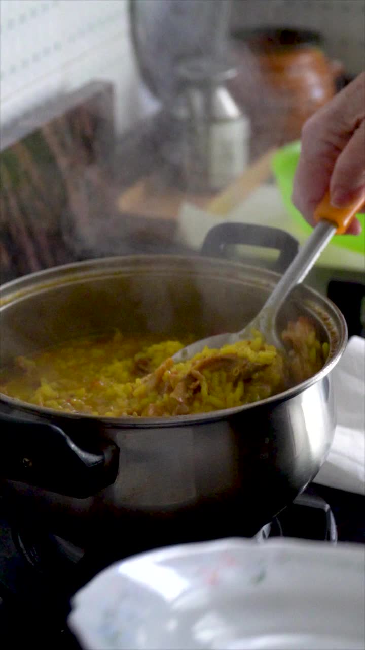 在家里用盘子盛食物视频素材