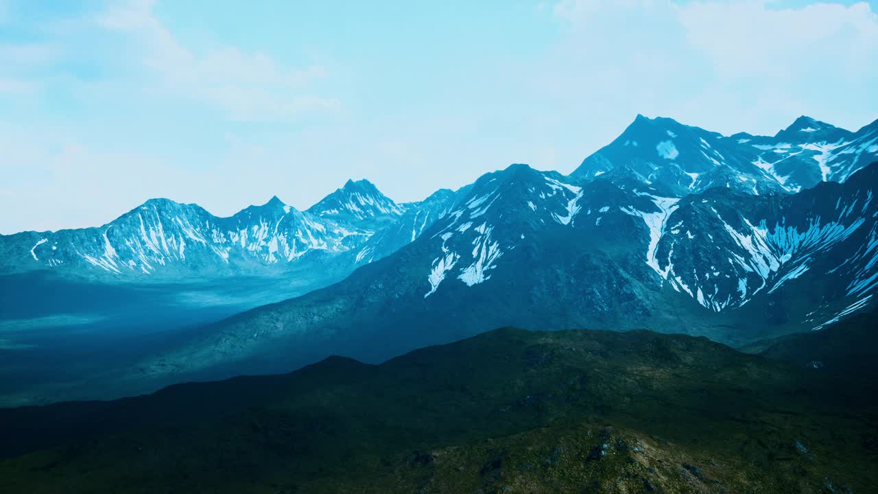 阳光明媚，可以看到雪山和草地视频素材