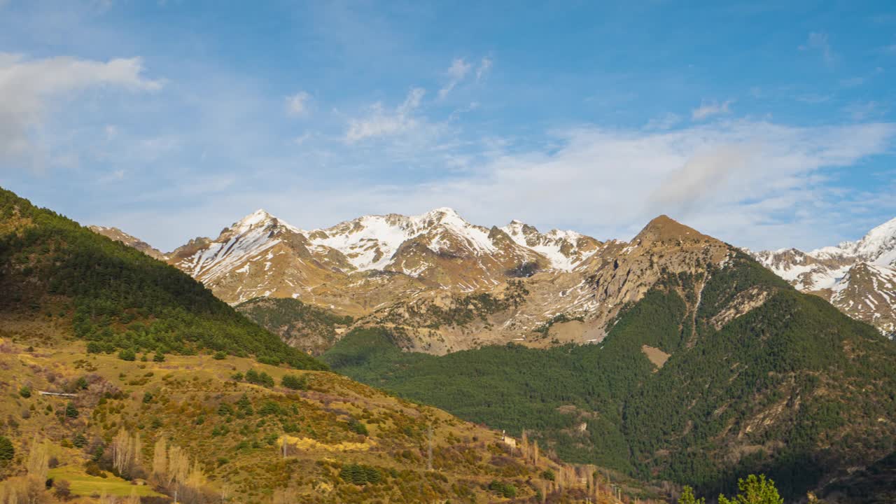 平移手持剪辑一个美丽的雪山景观在西班牙比利牛斯山脉，靠近法国边境视频素材