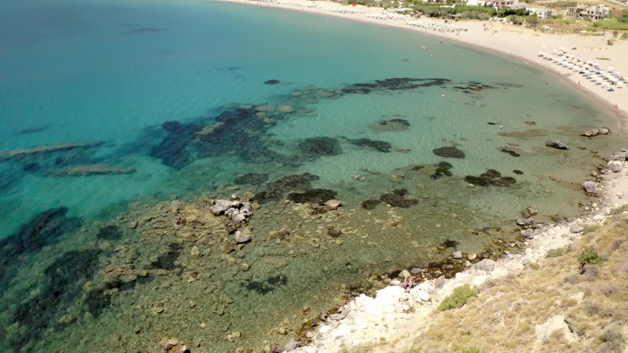 希腊克里特岛南海岸普拉基亚村普拉基亚海滩的航拍画面视频素材