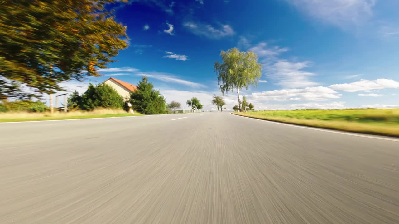 汽车行驶在柏油路在惊人的阳光全景视频素材