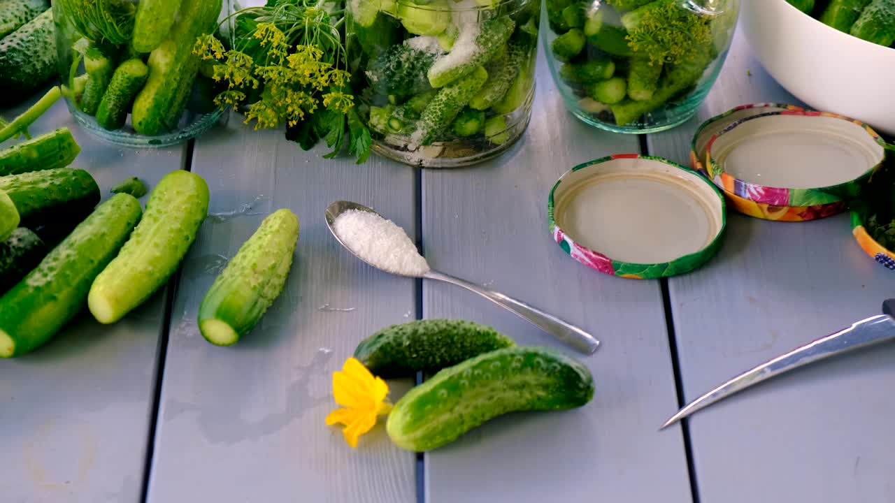 黄瓜在罐子里的保存。有选择性的重点。食物。视频素材