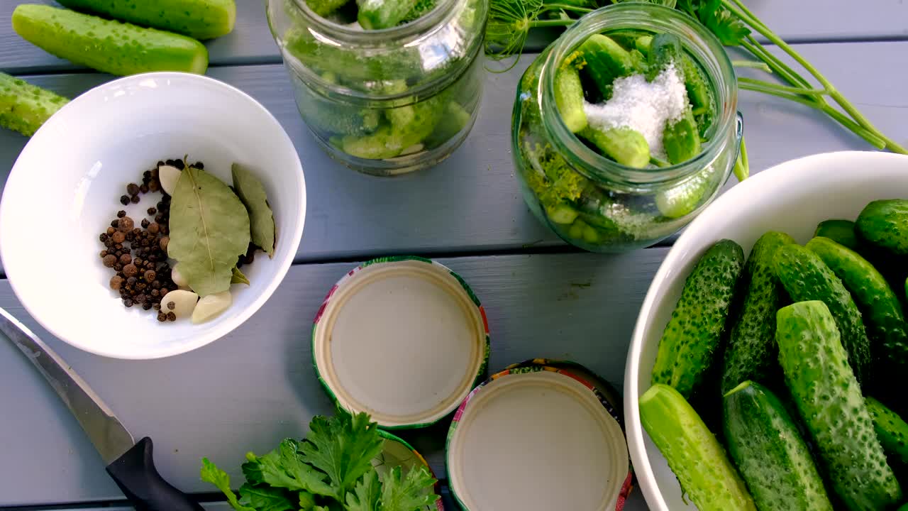 黄瓜在罐子里的保存。有选择性的重点。食物。视频素材