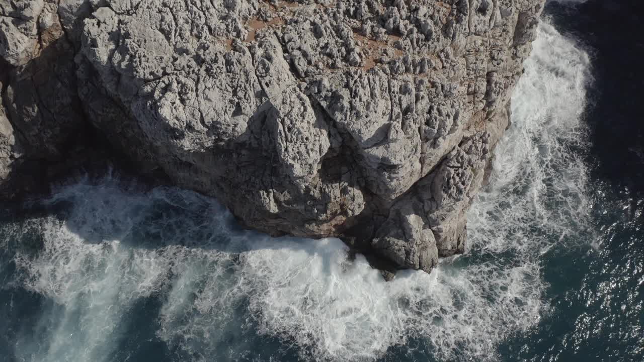 在克里特岛，无人驾驶飞机拍摄到地中海海浪撞击岩石悬崖的画面视频素材