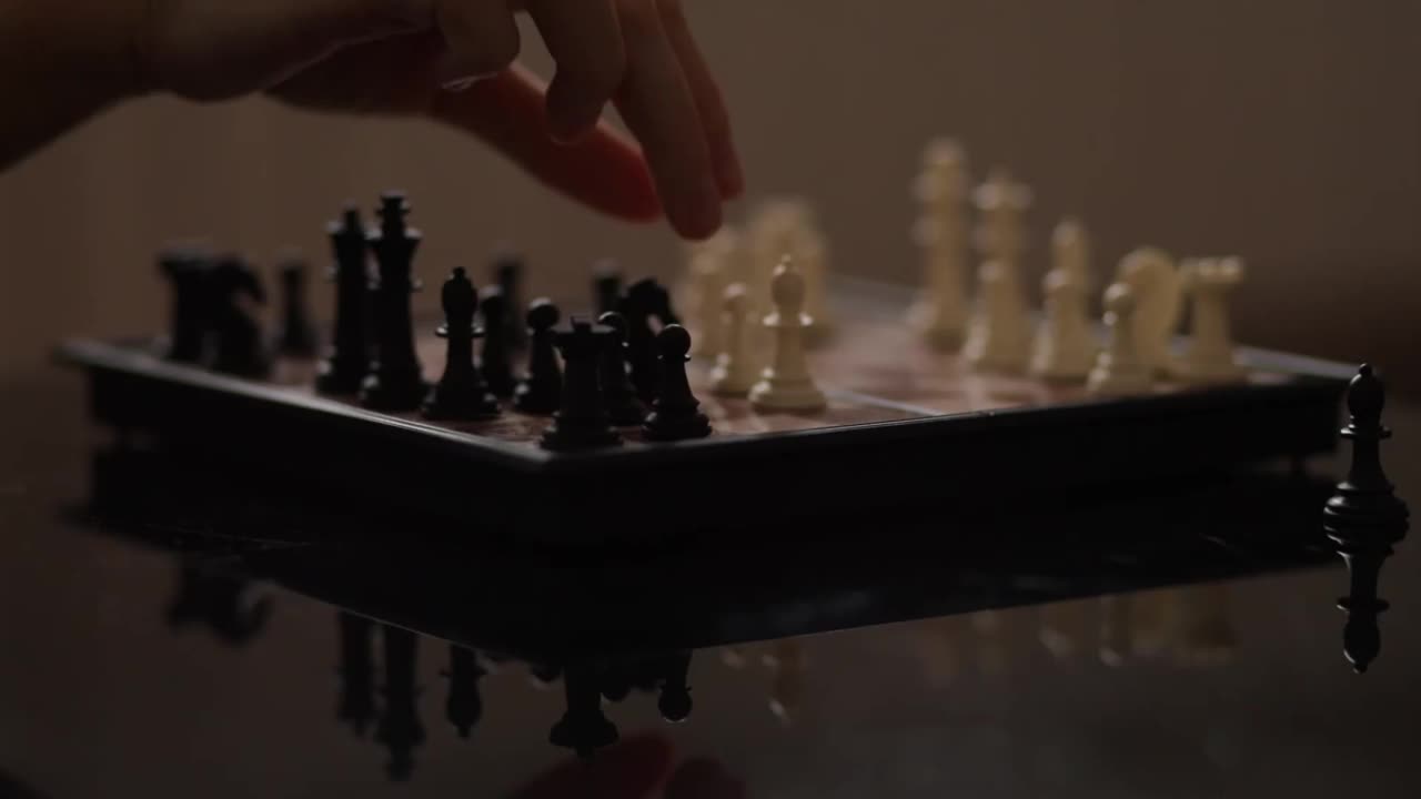 孩子们的手在桌上下棋，近距离拍摄视频下载