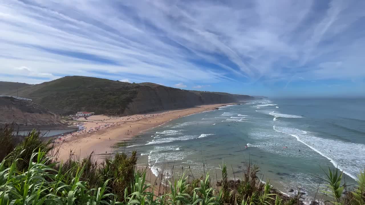 葡萄牙，夏天阳光明媚的马戈伊托海滩，有长长的岩石海岸线。视频下载