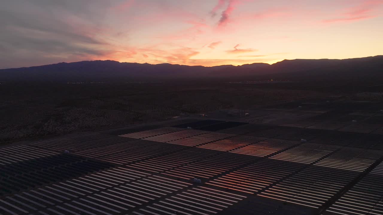 黎明或黄昏沙漠太阳能农场的太阳能阵列，航拍全景视频素材