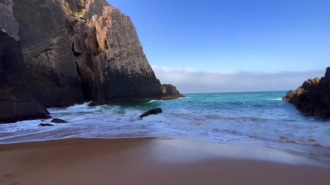 有岩石的神奇海滩。葡萄牙的野生海滩视频素材