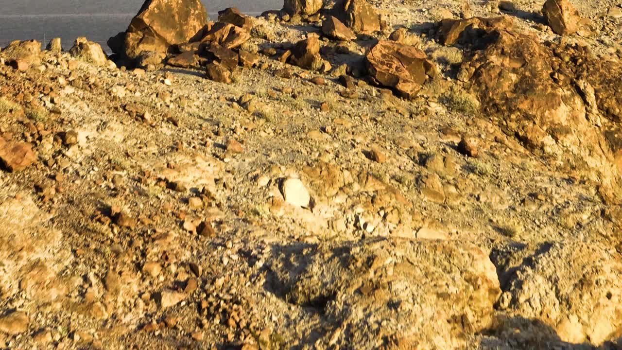 在落基山后面的内华达州沙漠中的太阳能农场，空中揭示视频素材