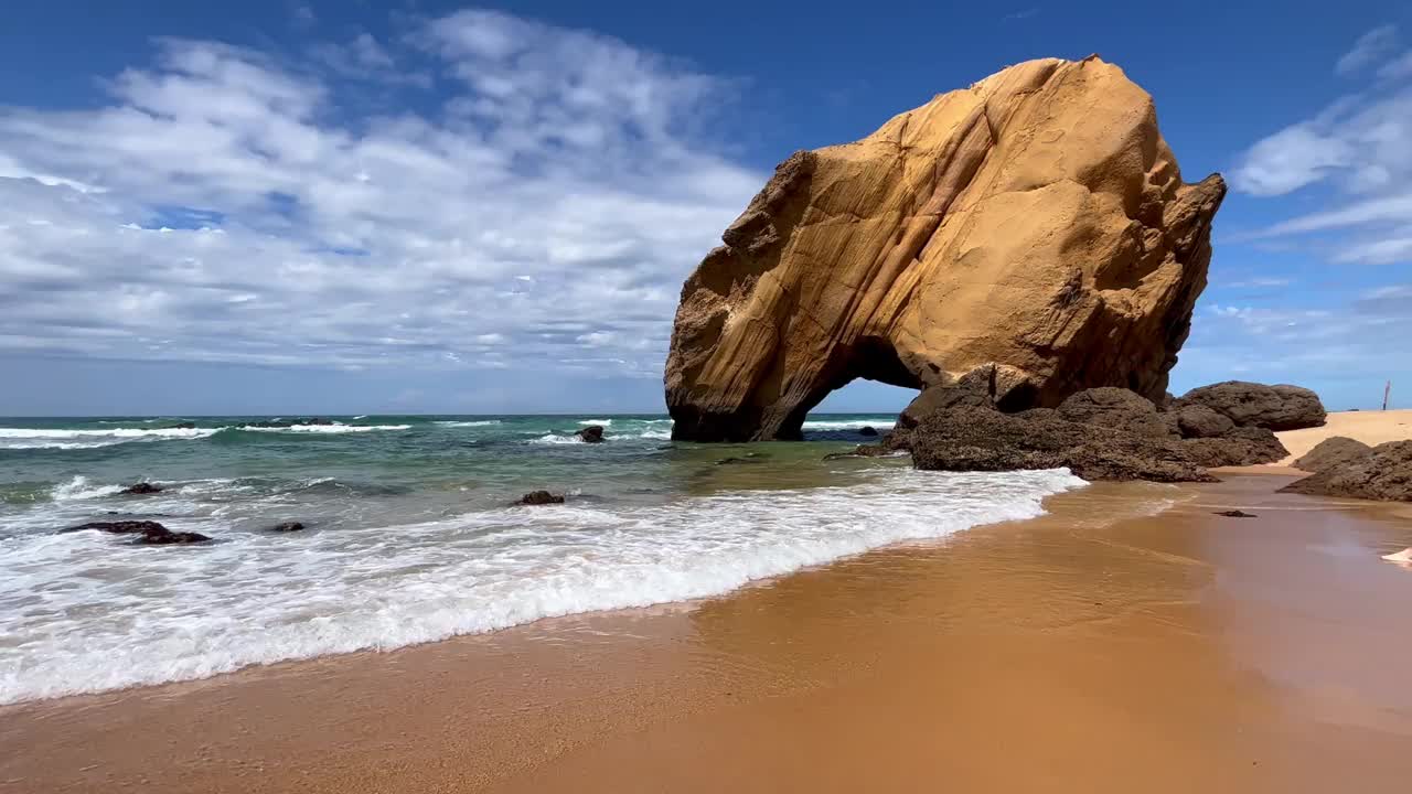 夏天海边沙滩上的石头。视频素材