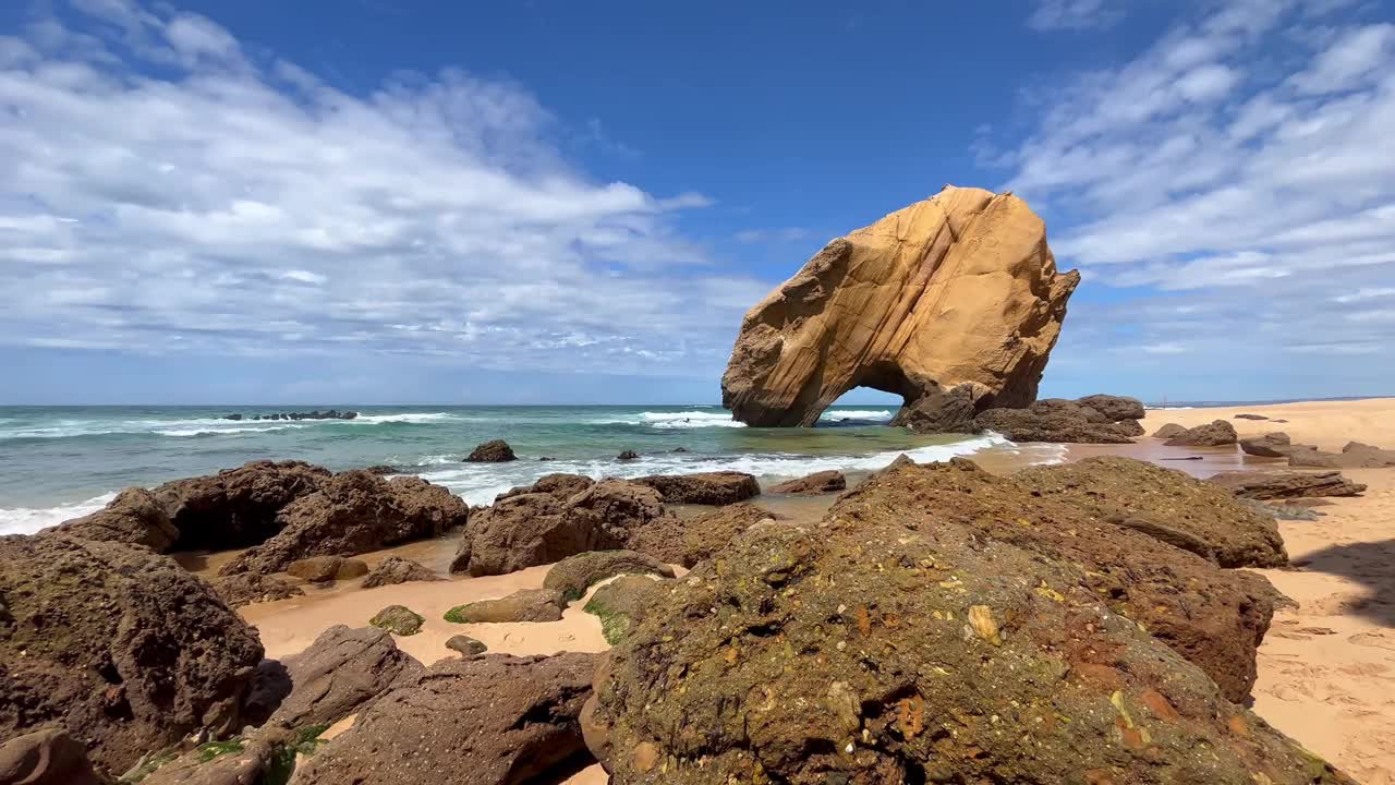 夏天海边沙滩上的石头。视频素材