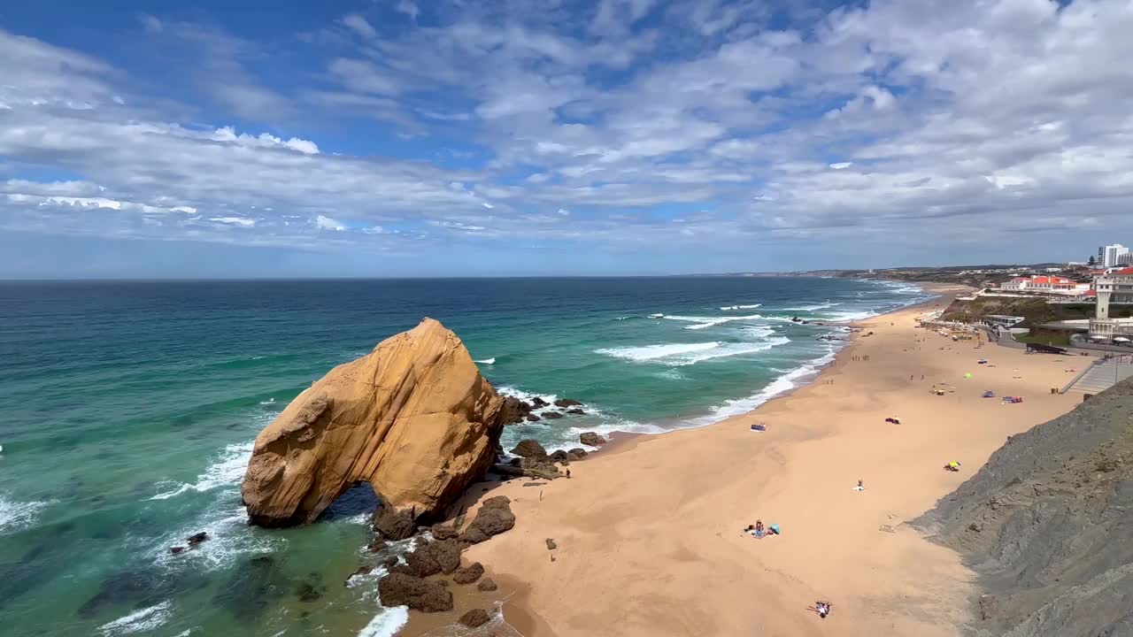 夏天海边沙滩上的石头。视频素材