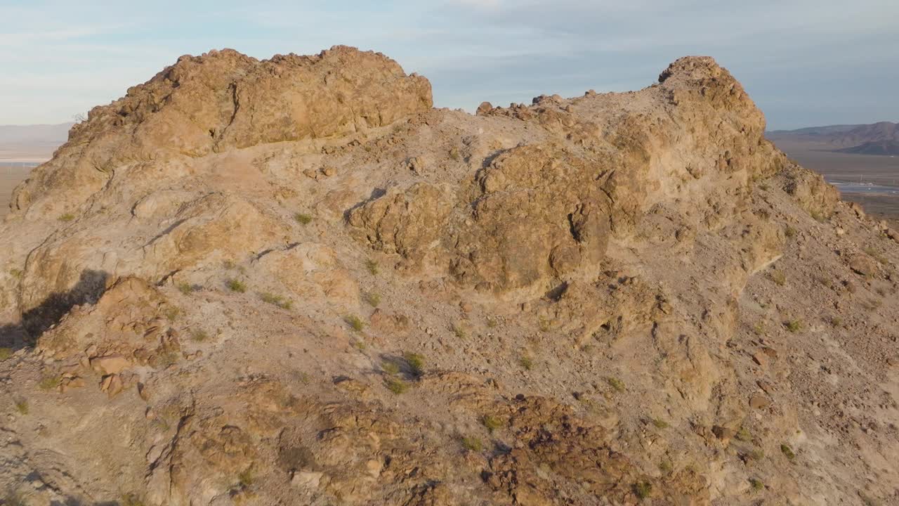 在洛基沙漠山上的沙漠中，空中展示太阳能农场视频素材