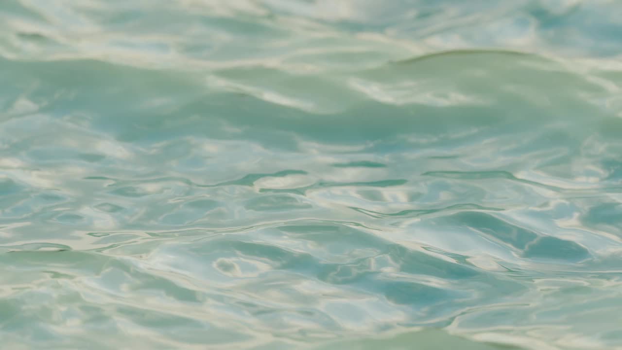 水面上的小波浪。小波纹特写。软的焦点。模糊的自然背景。环境问题，缺乏饮用水，气候变化，全球变暖。视频素材