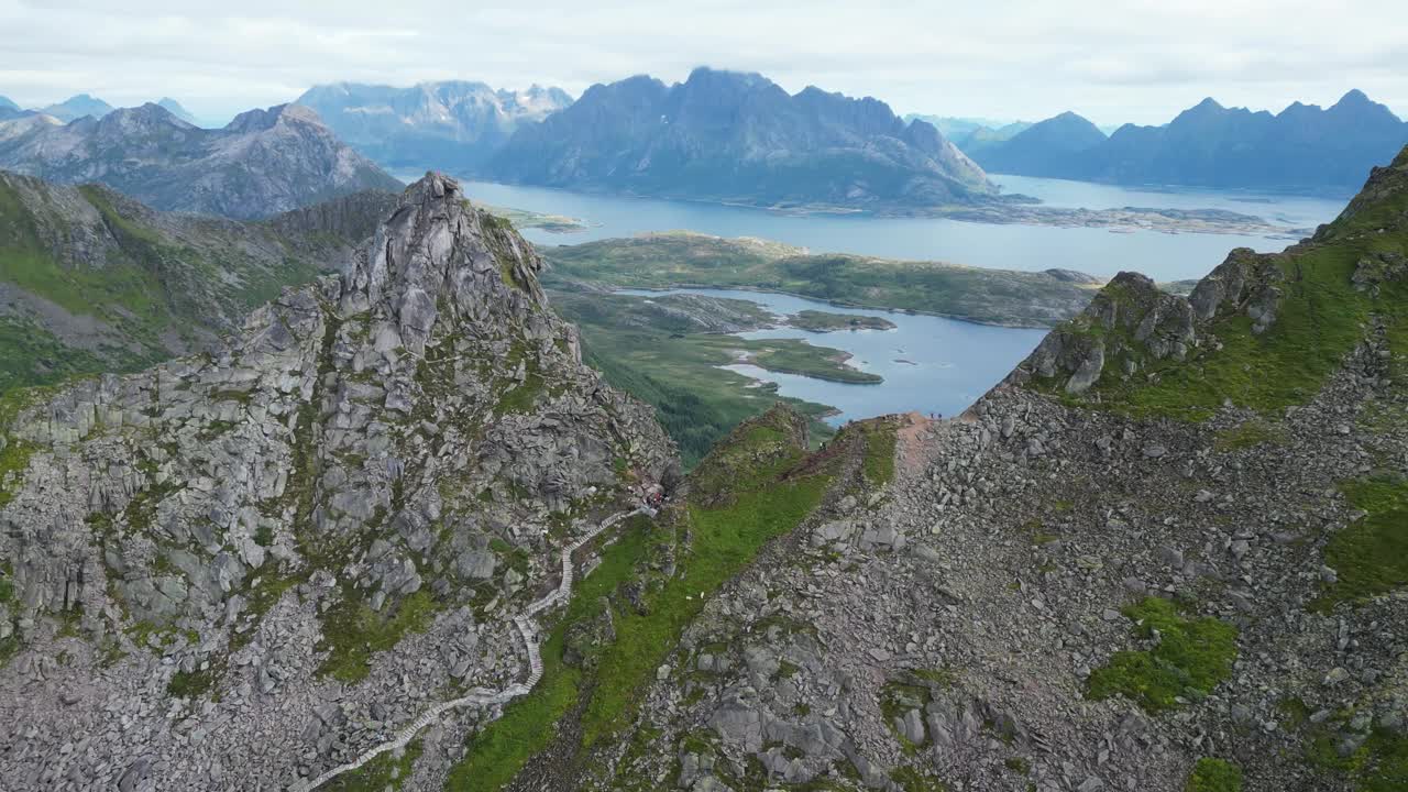 挪威罗弗敦群岛Svolvaer的Floya山的Djevelporten徒步观景-空中4k视频素材