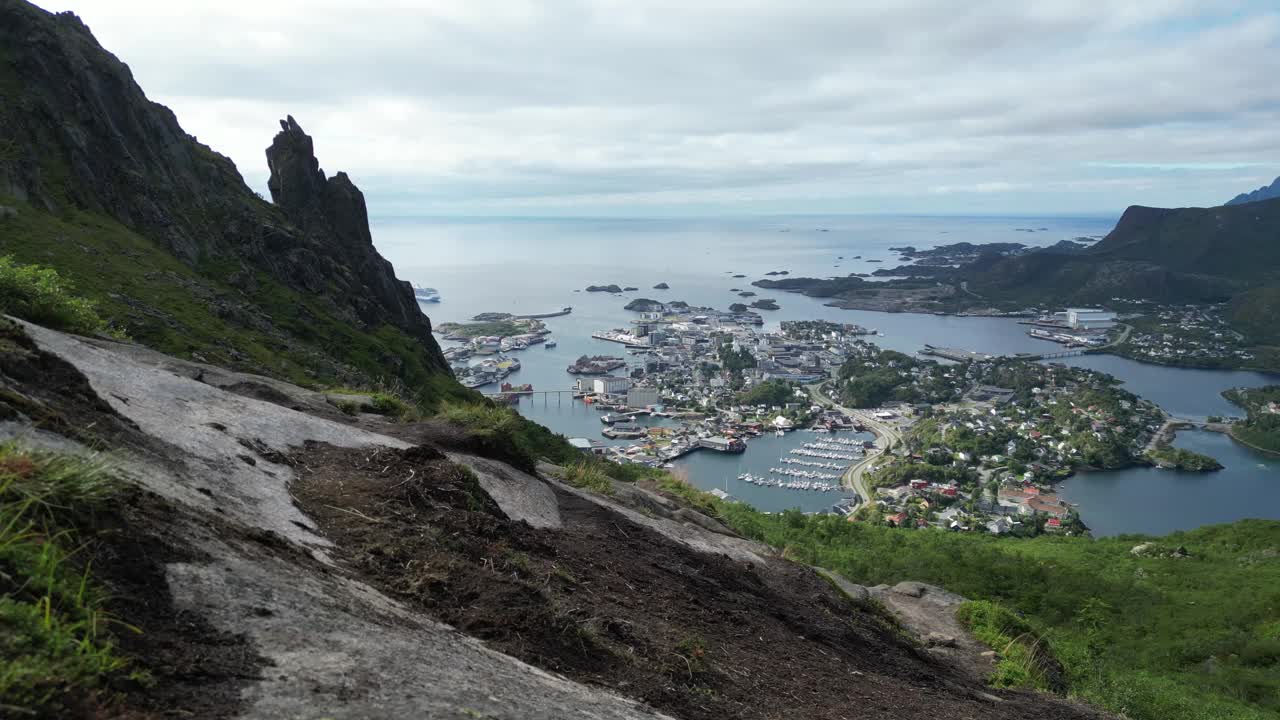 挪威罗弗敦群岛Djevelporten徒步旅行期间的Svolvaer景观-右图视频素材